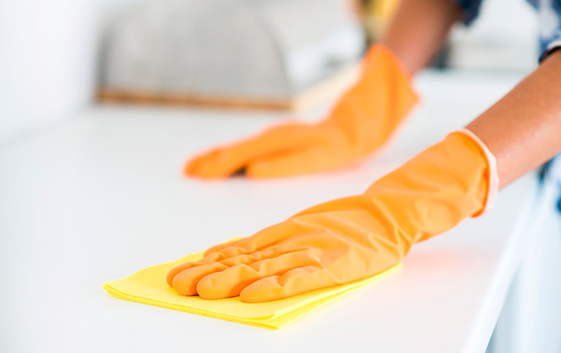 limpe e desinfete seu apartamento com frequência durante a pandemia do coronavírus 